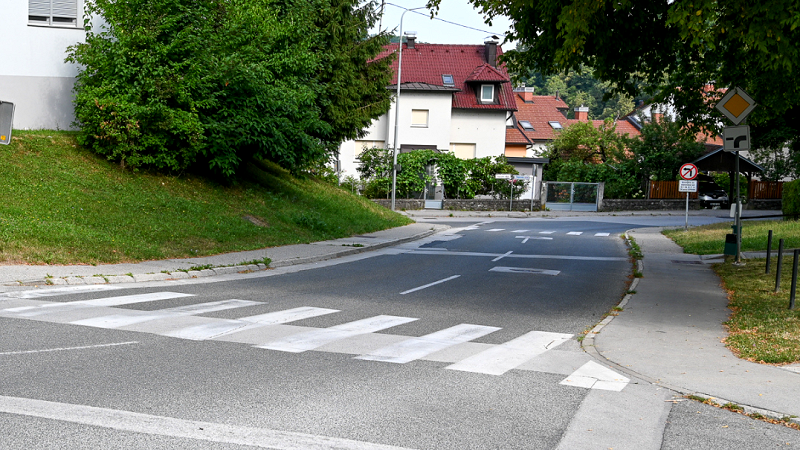 Na fotografiji je del Jakčeve ceste, kjer se bo začela prenova