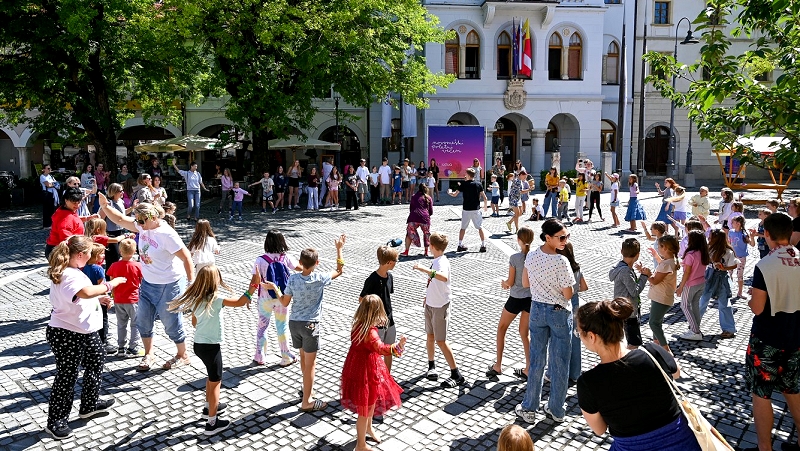 Na fotografiji je zaključna prireditev Otroški svet
