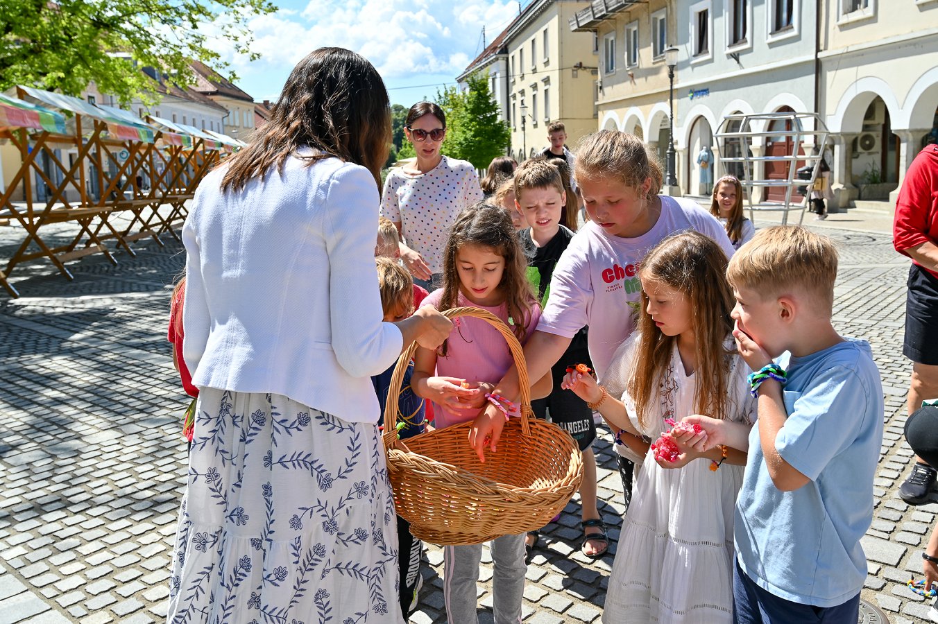Na fotografiji je podžupanja Sara Tomšič z otroki