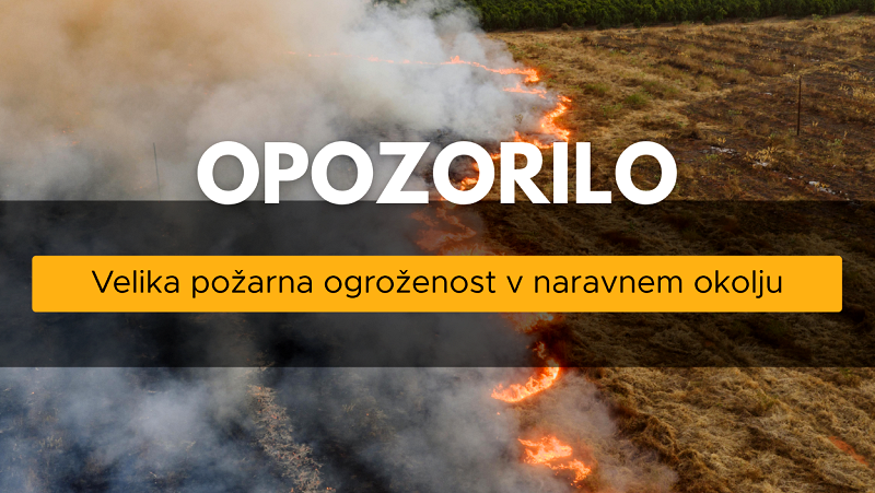 Na fotografiji je plakat z opozorilom na veliko požarno ogroženost v naravnem okolju