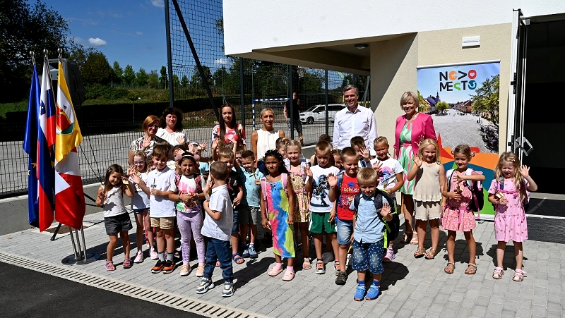 Na fotografiji je župan Gregor Macedoni z ravnateljivo in prvošolci Osnovne šole Drska Učenci zakorakali v novo šolsko leto