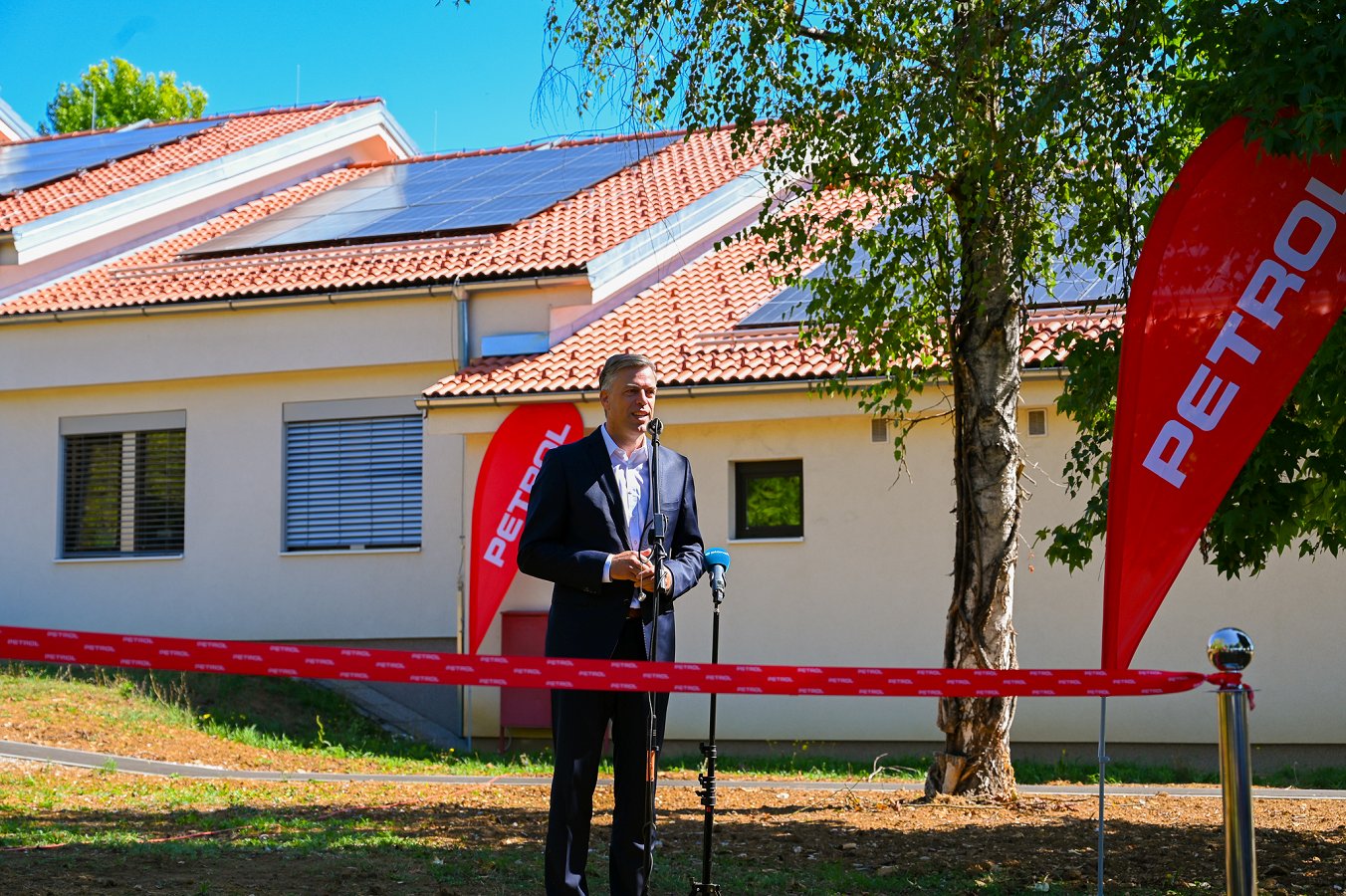 Na fotografiji je župan Gregor Macedoni ob nagovoru na otvoritvi Samooskrbne skupnosti Novo mesto Na fotografiji je župan Gregor Macedoni ob nagovoru na otvoritvi Samooskrbne skupnosti Novo mesto