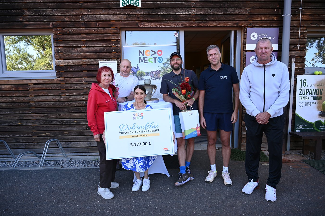 Skupinska slika 16. Dobrodelni županov teniški turnir ponovno združil šport in dobrodelnost