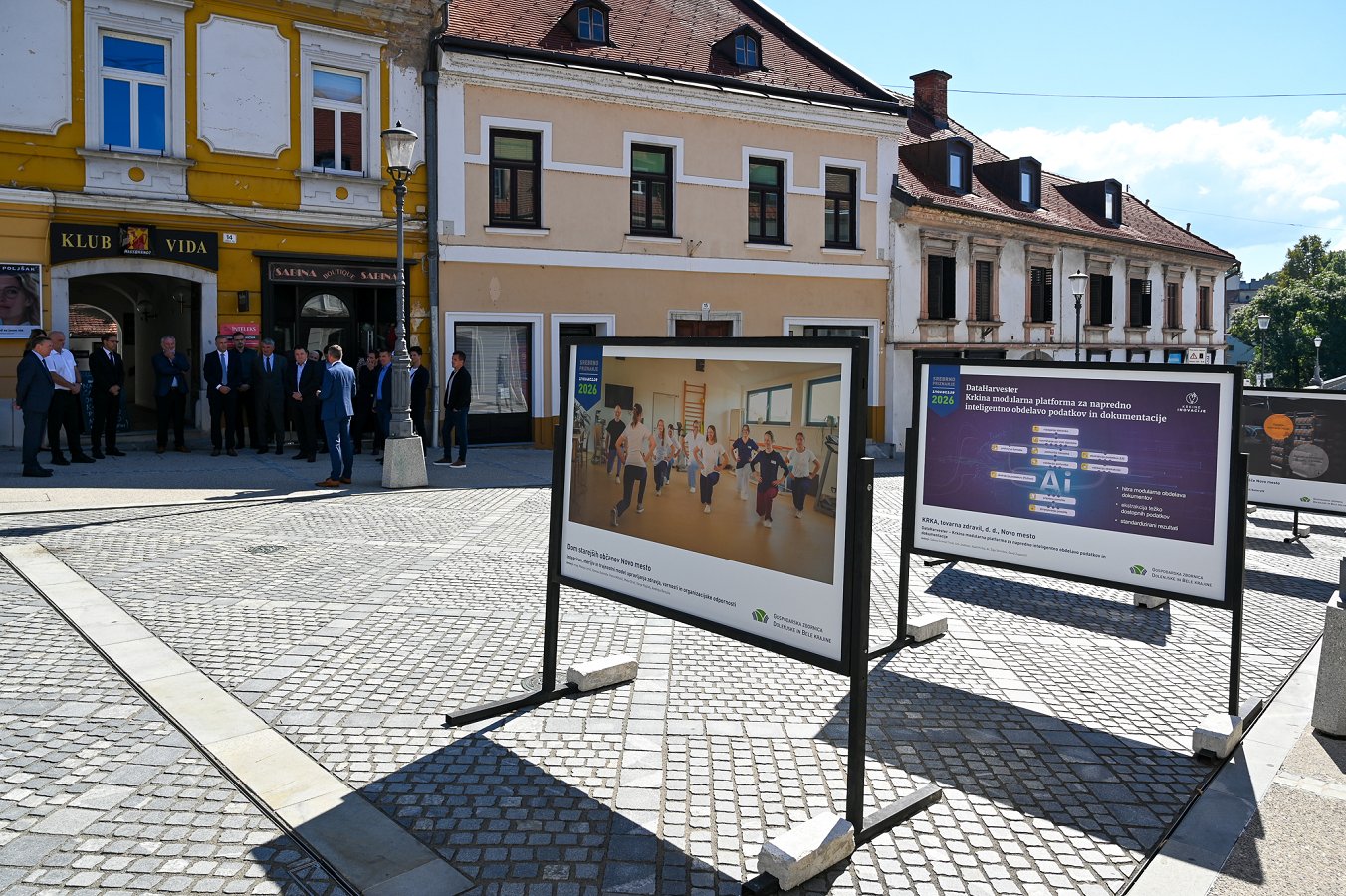 Na fotografiji so udeleženci ob odprtju razstave inovacij na Glavnem trgu Na Glavnem trgu so se predstavile najboljše regijske inovacije