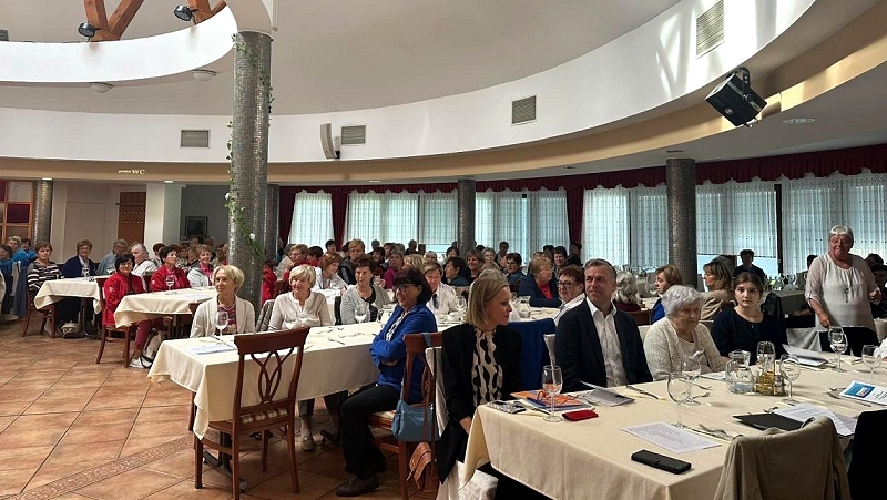 Starejši za starejše Prostovoljci programa Starejši za starejše na letnem srečanju