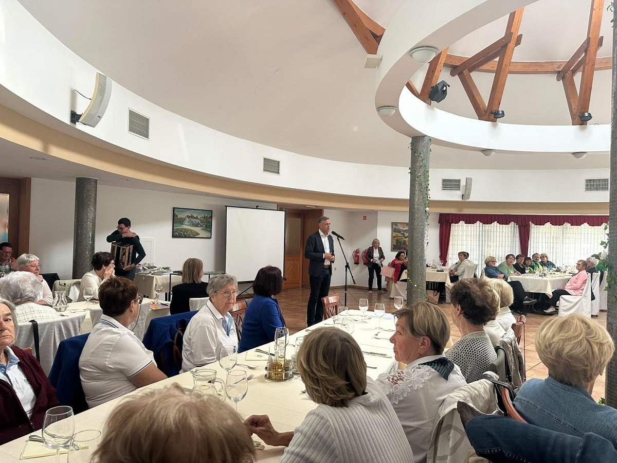 Župan Macedoni med nagovorom na letnem srečanju društva Starejši za starejše Župan Macedoni med nagovorom na letnem srečanju društva Starejši za starejše