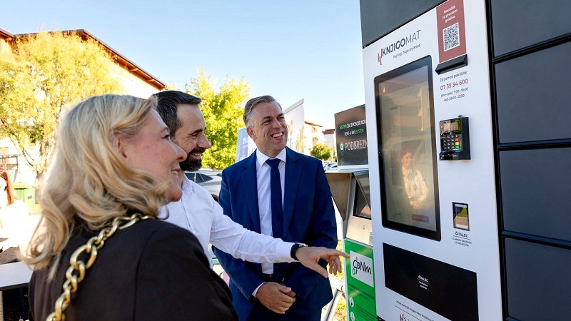 Prvo javno izposojo so skupaj opravili ministrica za kulturo dr. Ignacija Fridl Jarc, župan Mestne občine Novo mesto mag. Gregor Macedoni in direktor knjižnice Luka Blažič V Podbrezniku zaživel prvi zunanji knjigomat