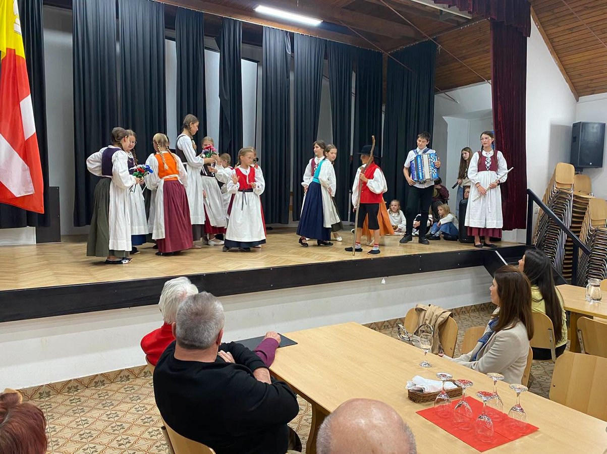 Nastop otroške folklorne skupine Češnjev cvet