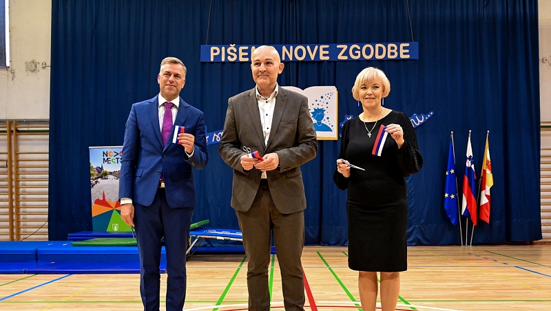 Župan mag. Gregor Macedoni, ravnateljica Romana Šarec Rojc in minister dr. Borut Rončević ob prerezu traku Na OŠ Šmihel slavnostno odprli nove prostore