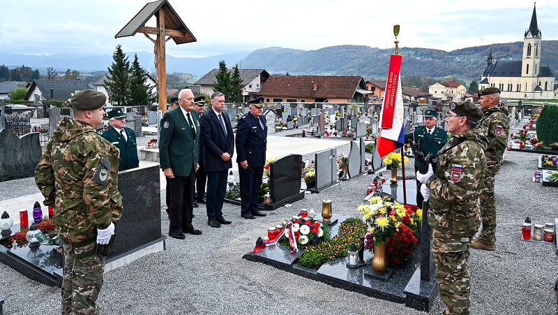 Polaganje venca na Uršičev grob Župan Gregor Macedoni položil venec na grob Franca Uršiča