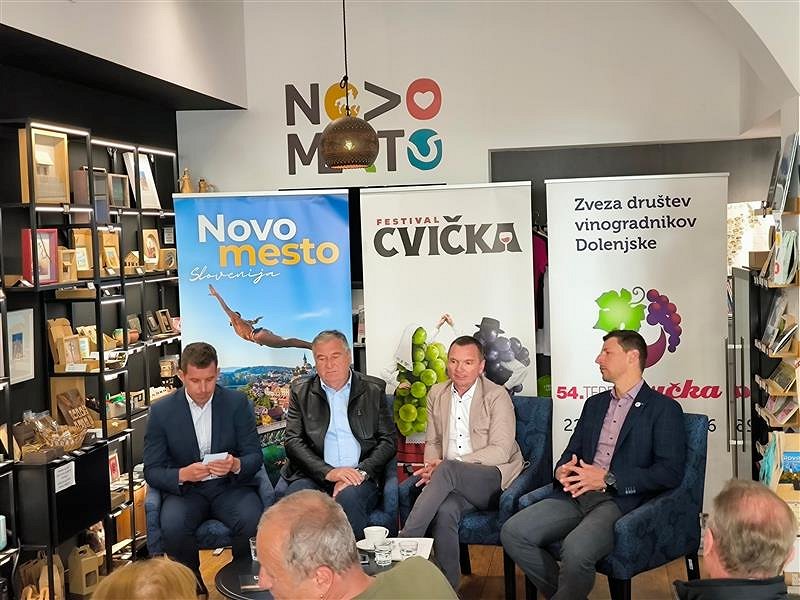 Festival cvička - govorci na novinarski konferenci 
